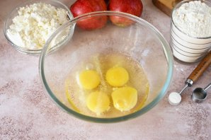 Пирог из творога и яблок