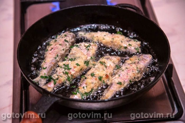 Барабулька в панировке из хлебных крошек, пармезана и зелени