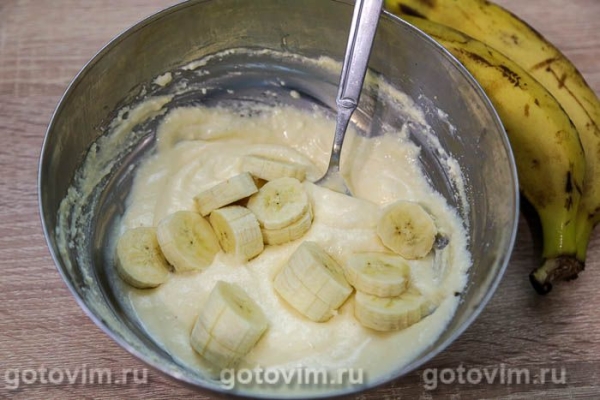 Творожная запеканка с бананами и манкой в микроволновке