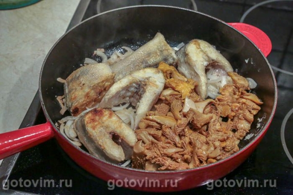 Жареный судак с луком и лисичками Жареный судак с луком и лисичками