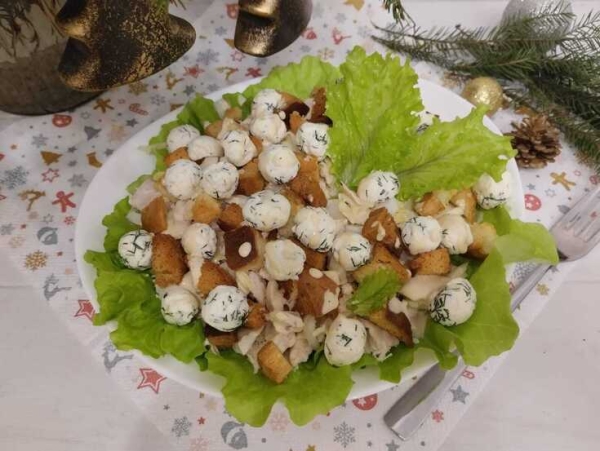 Салат с курицей, сырными шариками и пекинской капустой