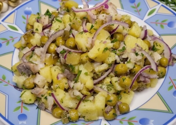 Забудьте о «Шубе» до Нового года! Простой салат с селедкой, который готовится за 5 минут и тает во рту