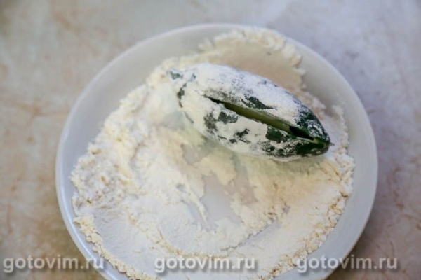 Жареный перец халапеньо с сыром и в хрустящей панировке  Жареный перец халапеньо с сыром и в хрустящей панировке