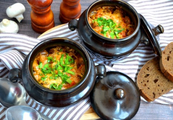 Мясо с грибами в горшочках Мясо с грибами в горшочках