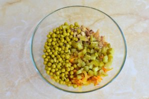 Салат с курицей и опятами