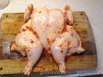 Курица в духовке, запеченная с острой перечной пастой Курица в духовке, запеченная с острой перечной пастой