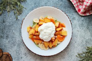 Фруктовый салат с нектарином и бананом Фруктовый салат с нектарином и бананом