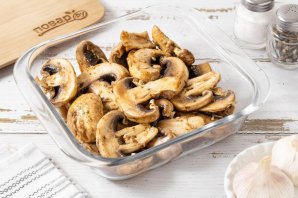 Шампиньоны в чесночном соусе Шампиньоны в чесночном соусе