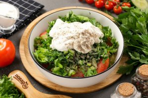 Салат из помидоров и огурцов со сметаной Салат из помидоров и огурцов со сметаной