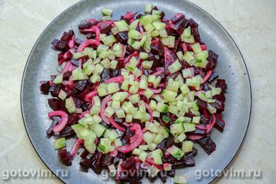 Салат из консервированного тунца со свеклой и плавленым сырком