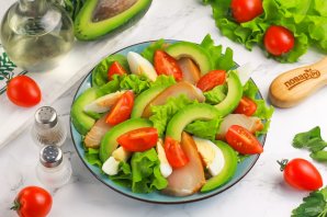 Салат с копченой треской и авокадо Салат с копченой треской и авокадо