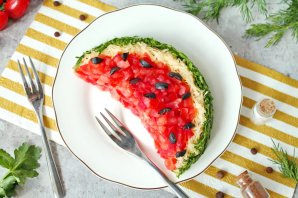 Салат "Арбузная долька" с курицей и грибами