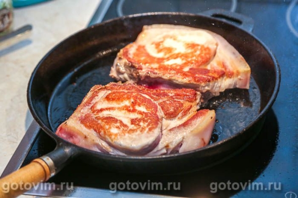 Свиная котлета с грибами и сыром