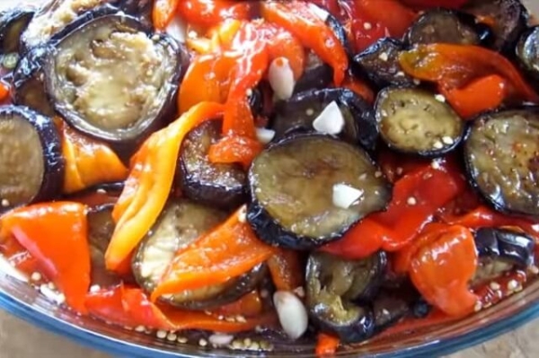 Маринованные баклажаны с болгарским перцем и зеленью Маринованные баклажаны с болгарским перцем и зеленью