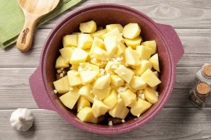 Тушёная картошка с мясом и баклажанами Тушёная картошка с мясом и баклажанами