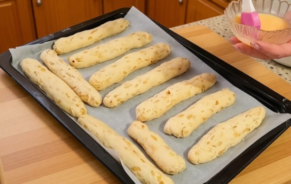 Луковые палочки с хрустящей корочкой вместо хлеба: решат проблему с гарниром и покорят всю семью