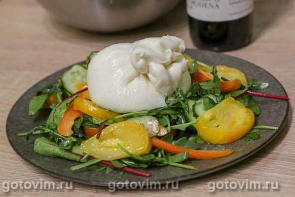 Салат с бурратой, овощами и чесночной заправкой