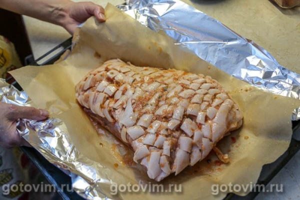 Свинина, запеченная в средиземноморском маринаде из помидоров и каперсов Свинина, запеченная в средиземноморском маринаде из помидоров и каперсов