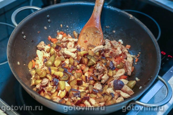 Свиная поджарка со сливой