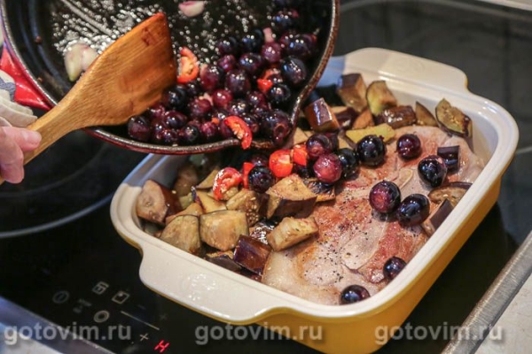 Свинина, запеченная с баклажанами и виноградом Свинина, запеченная с баклажанами и виноградом