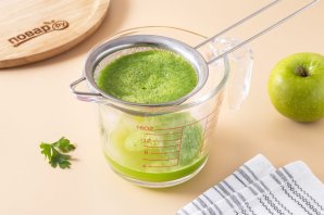 Сок с яблоком, петрушкой и сельдереем Сок с яблоком, петрушкой и сельдереем