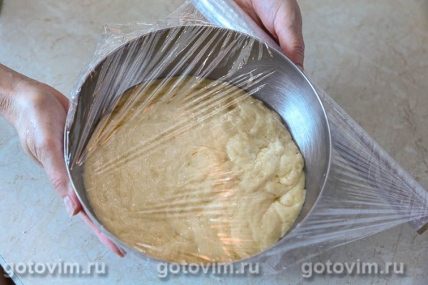 Кулич с изюмом и шоколадной начинкой Кулич с изюмом и шоколадной начинкой