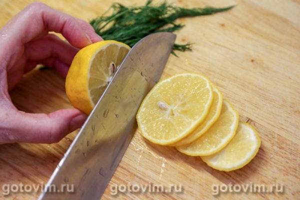 Сардина, запеченная с лимоном и зеленью