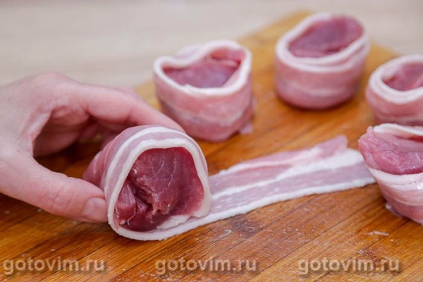 Вырезка из свинины в беконе в мультиварке