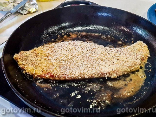 Венский шницель с анчоусовым маслом и салатом Венский шницель с анчоусовым маслом и салатом