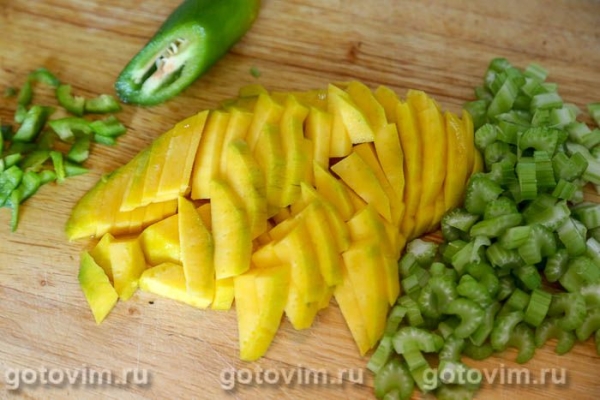 Салат из манго с сельдереем, сыром моцарелла и чили Салат из манго с сельдереем, сыром моцарелла и чили