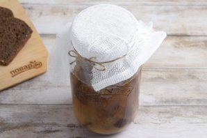 Домашний квас из ржаного черного хлеба Домашний квас из ржаного черного хлеба