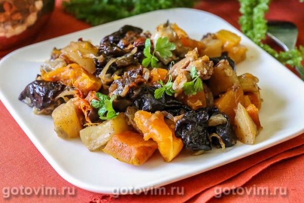 Свинина с черносливом, тыквой и картошкой, запеченная в рукаве Свинина с черносливом, тыквой и картошкой, запеченная в рукаве