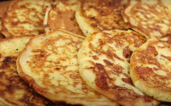 Просто натрите кабачок и добавьте кефир – эти лепёшки исчезнут со стола за минуты! Невероятно вкусно и просто Просто натрите кабачок и добавьте кефир – эти лепёшки исчезнут со стола за минуты! Невероятно вкусно и просто