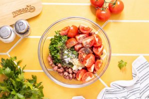 Салат с сухариками и фасолью Салат с сухариками и фасолью