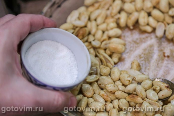 Хрустящий жареный арахис с хмели‑сунели в микроволновке