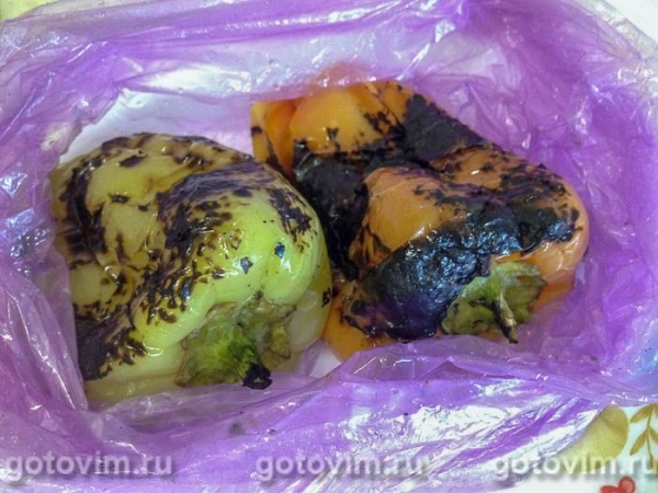 Запечённые перцы с сыром страчателла и грецкими орехами