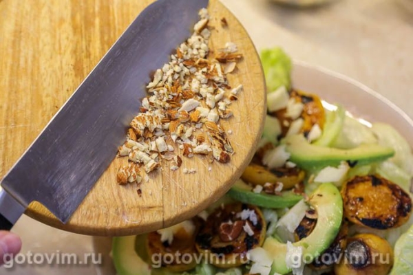 Салат из жареных абрикосов с авокадо, сыром и салатом айсберг Салат из жареных абрикосов с авокадо, сыром и салатом айсберг