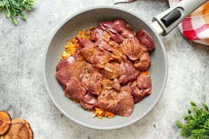 Куриная печень с луком и морковью Куриная печень с луком и морковью