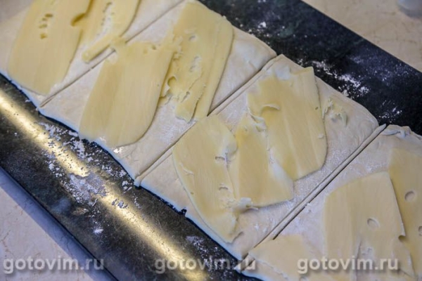 Лодочки из слоеного теста с ветчиной и сыром Лодочки из слоеного теста с ветчиной и сыром