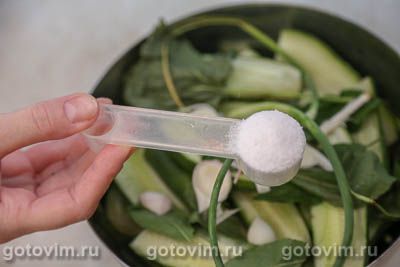 Малосольные огурцы на минералке