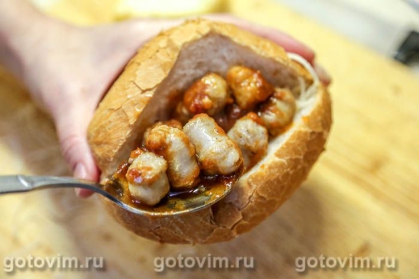 Булочка с колбасками и карамелизированым луком Булочка с колбасками и карамелизированым луком