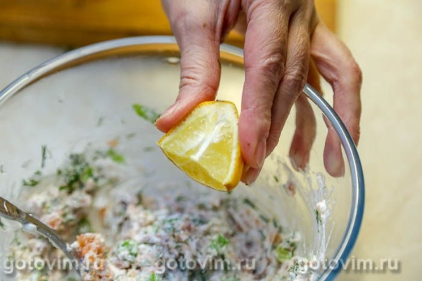 Тартинки с красной рыбой, творожным сыром и свеклой