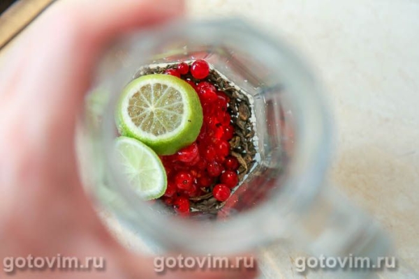 Колд брю с зеленым чаем и красной смородиной Колд брю с зеленым чаем и красной смородиной