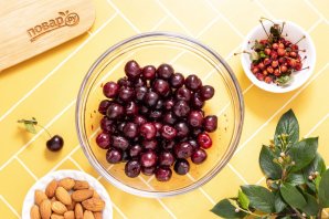 Варенье из вишни с миндалем