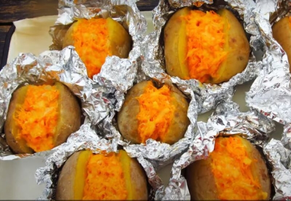 Румяная снаружи и нежная внутри. Запечённая картошка с яркой начинкой Румяная снаружи и нежная внутри. Запечённая картошка с яркой начинкой