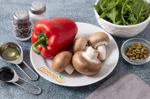 Салат с жареными грибами и перцем Салат с жареными грибами и перцем