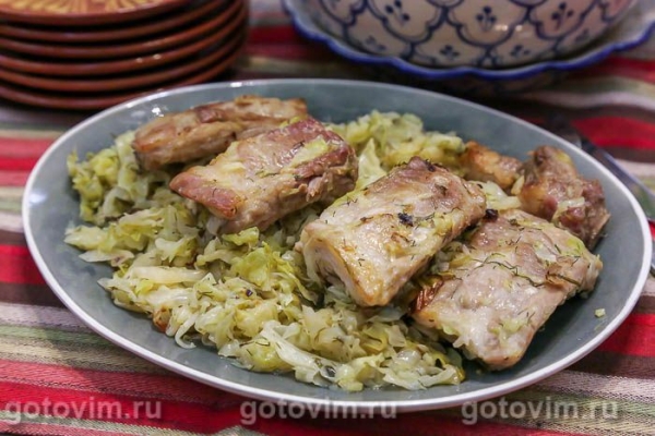 Свиные ребрышки с молодой капустой, запеченные в пакете