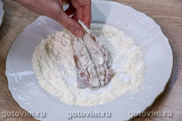 Филе салаки в яйце и муке, жаренное в мультиварке
