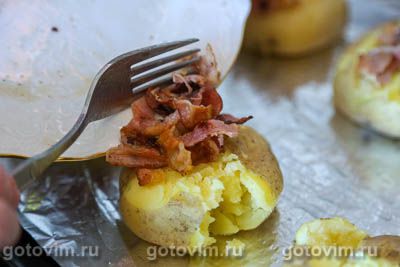 Мятая картошка в духовке с беконом и сыром