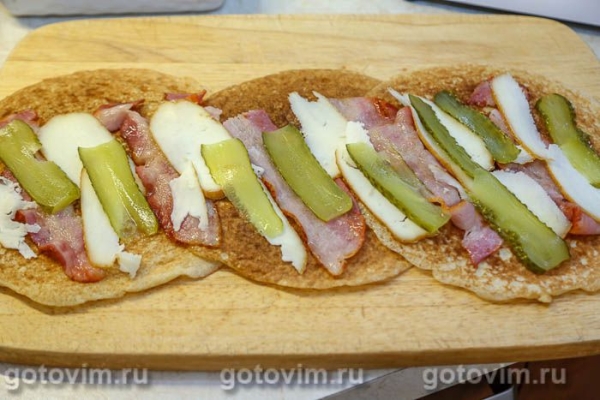 Блинные рулеты с беконом, копченым сыром и солеными огурцами Блинные рулеты с беконом, копченым сыром и солеными огурцами